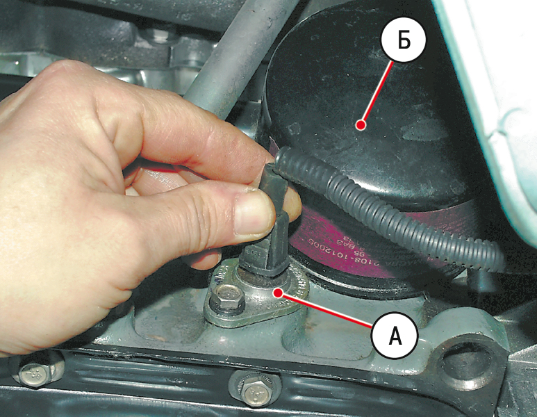 Датчик рядом. Датчик над поддоном масла ВАЗ 2115. Датчик над масляным фильтром ВАЗ 2115. Датчик под масляным фильтром ВАЗ 21 10. Датчик под фильтром ВАЗ 2115.