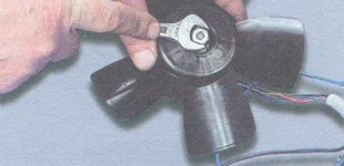 Снятие и установка электродвигателя вентилятора отопителя салона на ВАЗ 2106